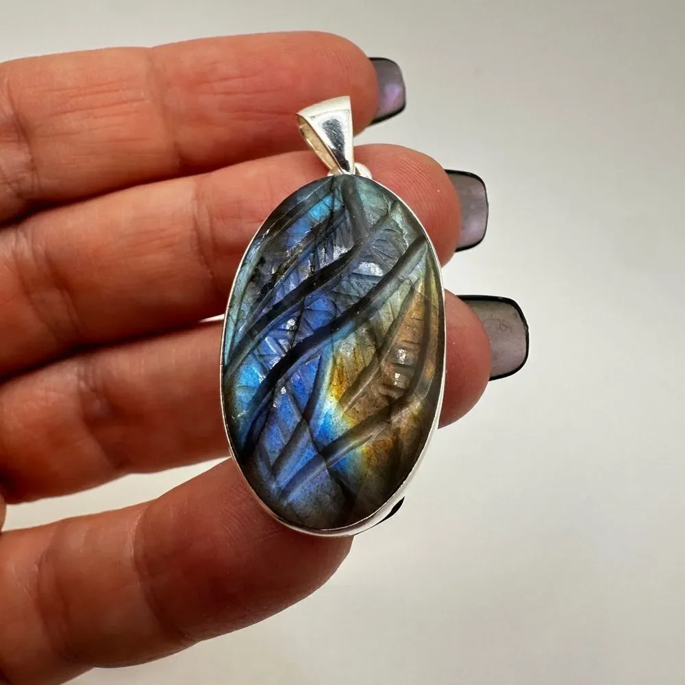 NWOT Amazing CARVED 29x17mm Labradorite pendant‎ in solid sterling silver!